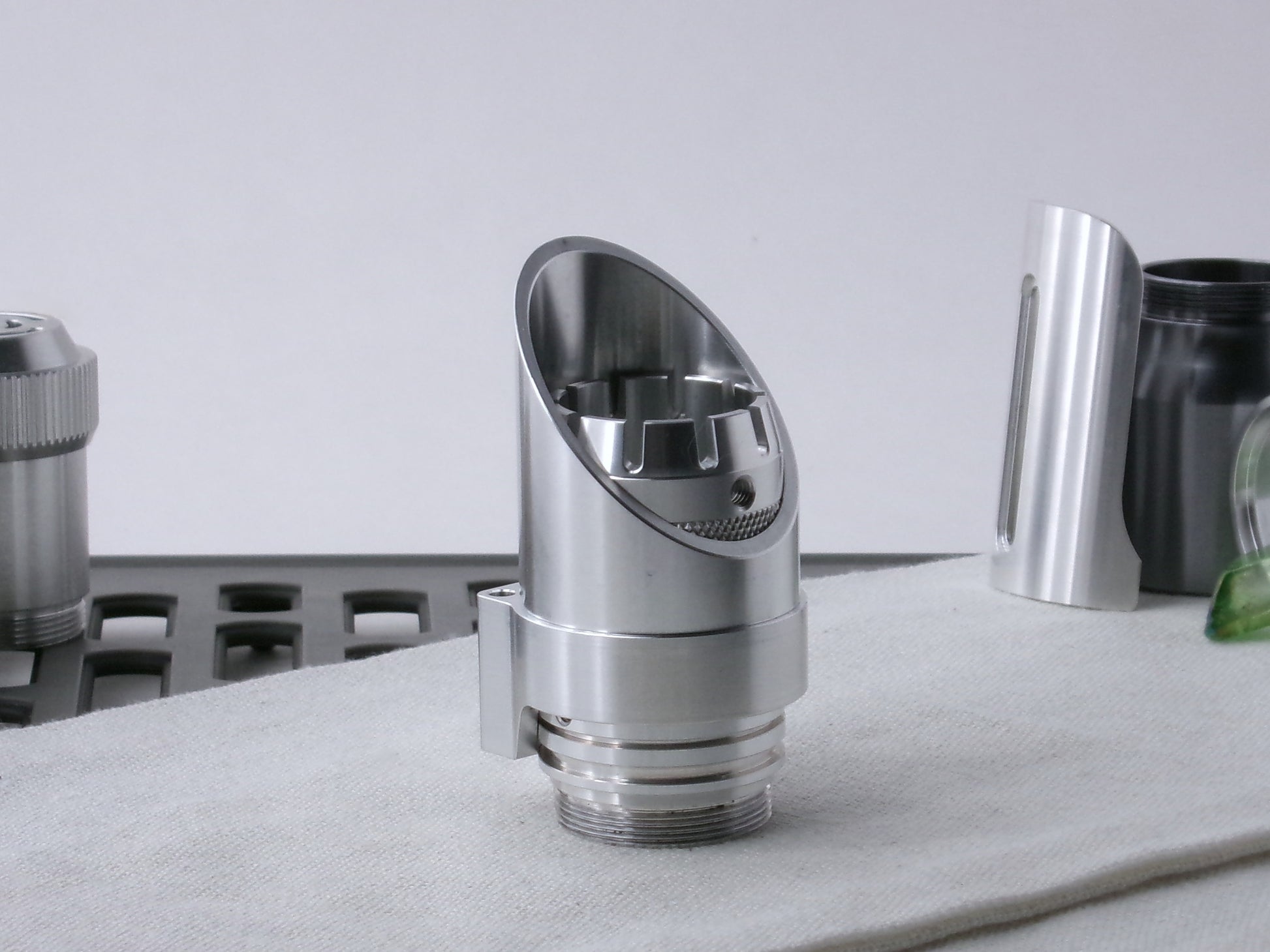 Assembled VHC-compatible, Component Schema Kit - Emitter Type 6, standing proud facing right.